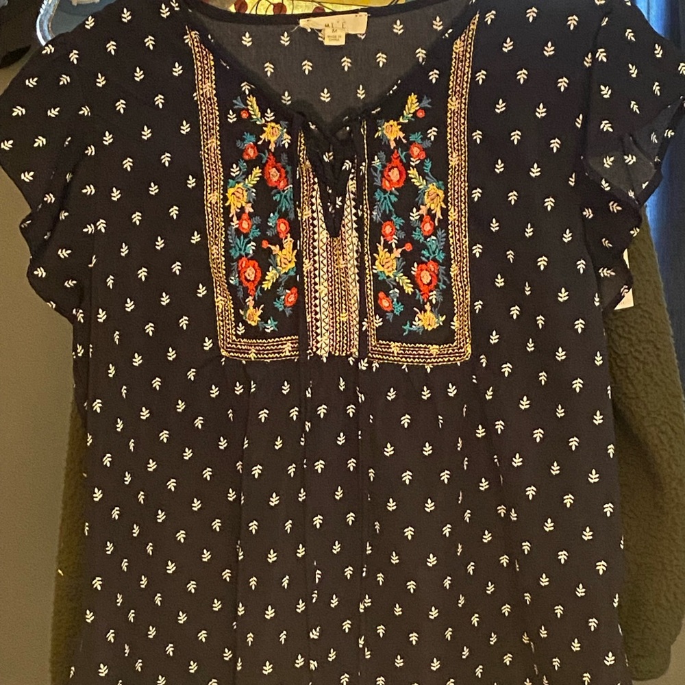 Mine brand Embroidered Ruffle Sleeved shirt Women's Size Medium.